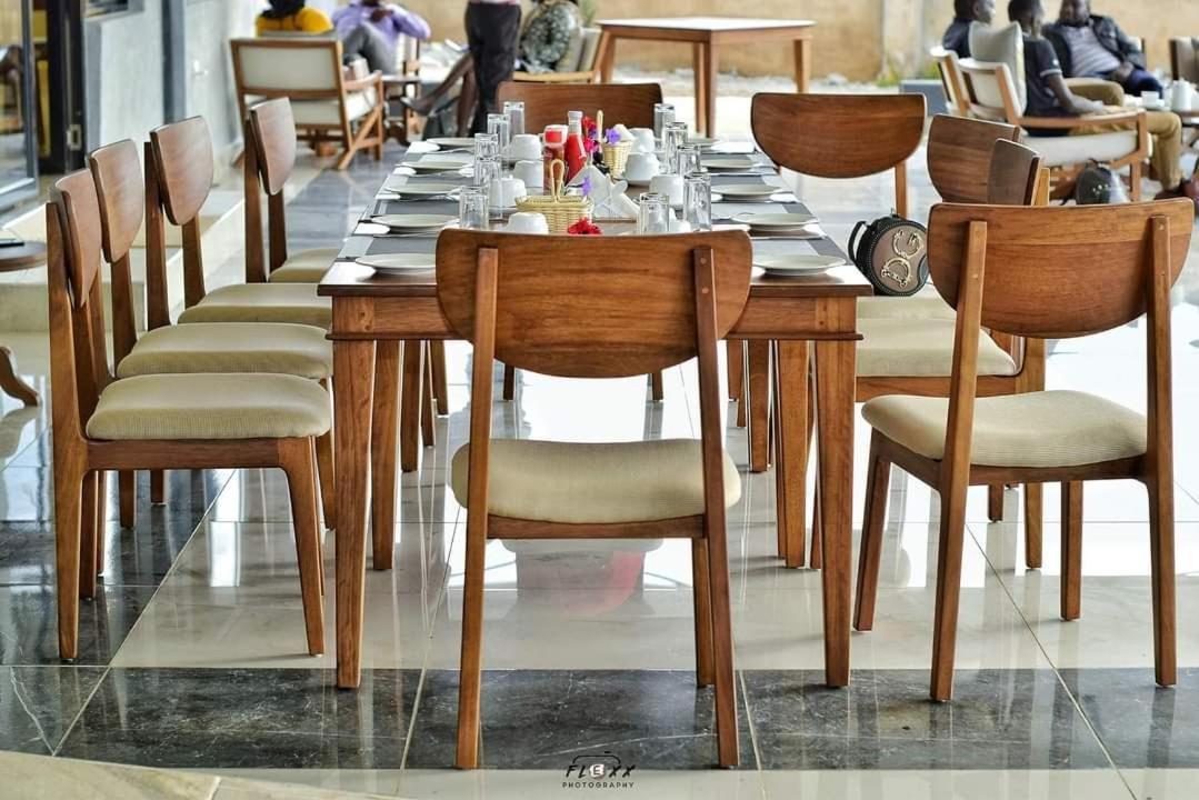 The Willis Hotel, Bomet Extérieur photo